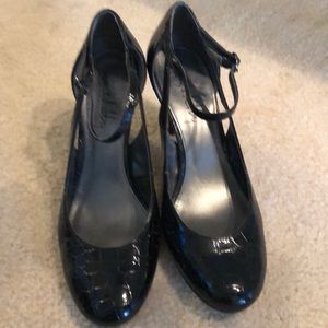 Black Mary Jane heel.